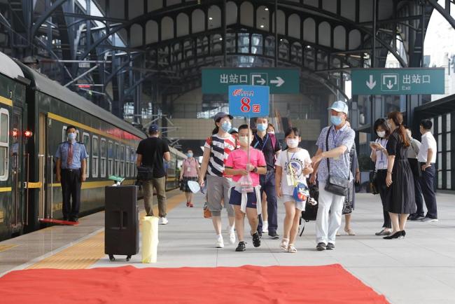Cestující na vlakovém nádraží v městě Harbin v provincii Heilongjiang v severovýchodní Číně, 18. července 2020. / CFP