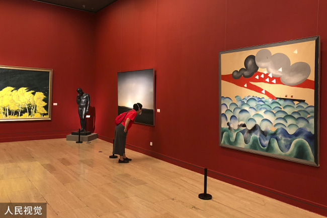 Téměř 200 děl umělců z Číny a zemí účastnících se čínské iniciativy Pásma a stezky je vystaveno na mezinárodní výstavě uměleckých projektů pořádané Čínskou národní akademií malování. / VCG