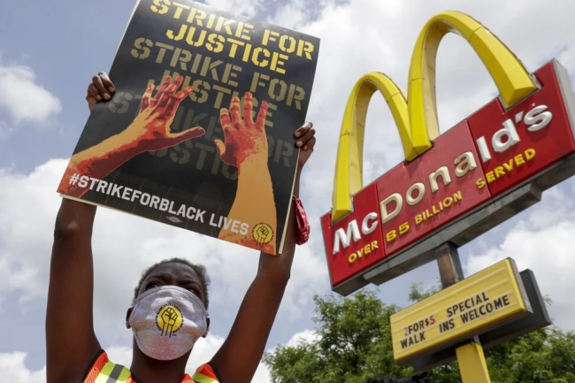 Demonstranti za spravedlnost se shromažďují před restaurací McDonald's v Milwaukee. / AP