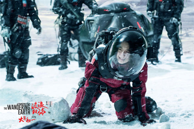 Plakát čínského sci-fi filmu Putování po Zemi. Fotografie: China Daily
