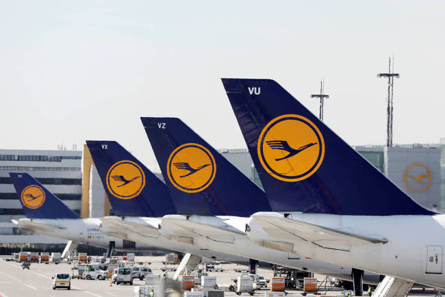 Na snímku jsou zaparkovaná letadla německého dopravce Lufthansa na uzavřené dráze na letišti ve Frankfurtu v Německu dne 20. března 2020. Fotografie: CPF