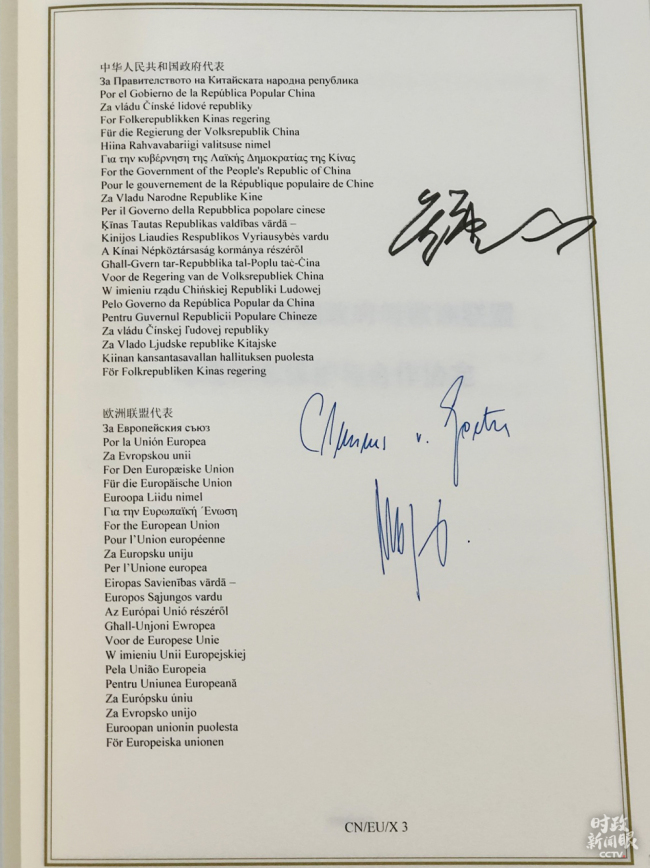 Podpisy zástupců Číny a EU.