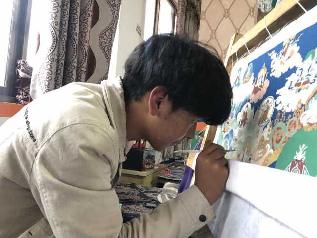 Na snímku pracuje umělec na thanku v okrese Gojo v autonomní oblasti Tibetu. Fotografie: pan Palden Nyima / chinadaily.com.cn