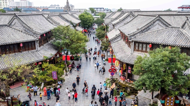 Turisté při návštěvě starověkého města Qingzhou ve východočínské provincii Shandong, 8. října 2020. / VCG