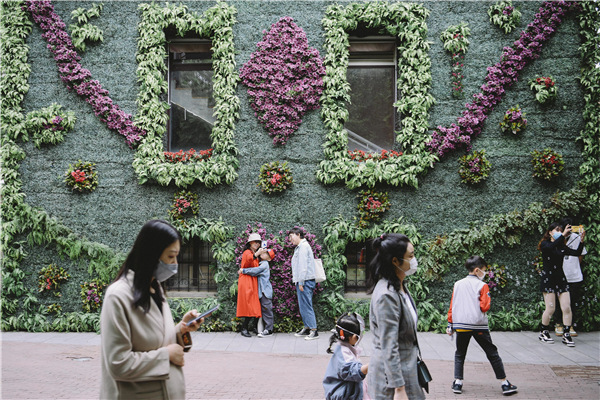 Turisté si užívají tento okamžik u krásně zdobené zdi v italském městečku v Tianjinu v květnu. Fotografie: Tong Yu (Tchung Jü) / China News Service