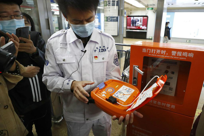 Zdravotnický personál učí pracovníky metra, jak používat AED ve stanici metra v čínském Pekingu. Fotografie: CFP
