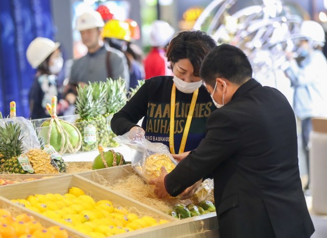 Vystavovatelé se připravují na výstavní ploše potravin a zemědělských produktů na 3. Čínském mezinárodním dovozním veletrhu ve východočínské Šanghaji, 2. listopadu 2020. (Xinhua / Ding Ting)