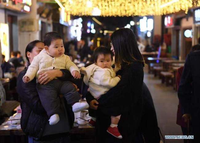 5, Lidé navštěvují 10. listopadu roku 2020 noční trh v městečku Shouchang (Šou-čchang) pod správou města Jiande (Ťien-te) ve východočínské provincii Zhejiang (Če-ťiang). Shouchang, malé městečko v hornaté oblasti provincie Zhejiang, zřídilo speciální noční trh, který spojuje noční stánky a více než 30 restaurací, aby obohatily volný čas lidí a podpořily místní ekonomiku. Noční trh přijal více než 720.000 turistických výletů a od otevření během Svátku práce vydělal 76,33 milionu yuanů (asi 11,57 milionu amerických dolarů). (Xinhua / Weng Xinyang)