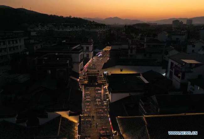1, Letecký snímek, který byl pořízen 10. listopadu roku 2020, ukazuje noční trh ve městečku Shouchang (Šou-čchang) pod správou města Jiande (Ťien-te) ve východočínské provincii Zhejiang (Če-ťiang). Shouchang, malé městečko v hornaté oblasti provincie Zhejiang, zřídilo speciální noční trh, který spojuje noční stánky a více než 30 restaurací, aby obohatily volný čas lidí a podpořily místní ekonomiku. Noční trh přijal více než 720.000 turistických výletů a od otevření během Svátku práce vydělal 76,33 milionu yuanů (asi 11,57 milionu amerických dolarů). (Xinhua / Weng Xinyang)