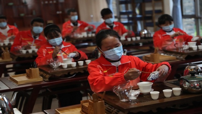 Snímek: Studenti na odborné a technické škole ve městě Nyingchi v Tibetské autonomní oblasti Xizang se učí servírovat čaj a pracovat jako kuchaři. [Foto Zou Hong / China Daily]