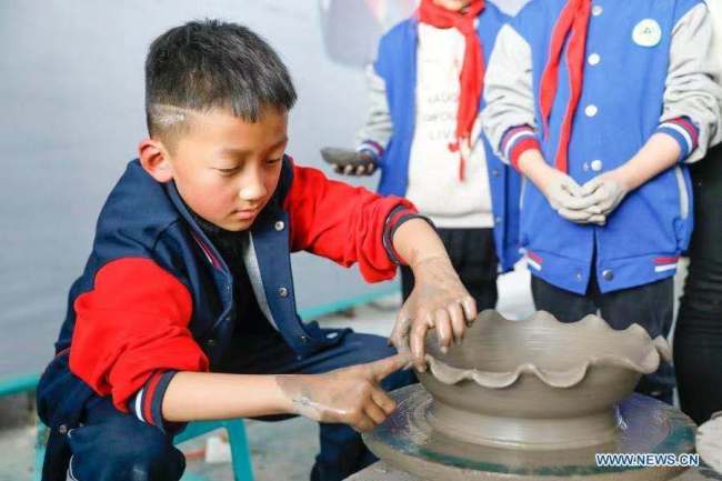 6, Žáci základní školy zkouší výrobu porcelánu v dílně porcelánu Ru (Žu) v okrese Baofeng (Pao-feng) v provincii Henan (Che-nan) ve střední Číně. Okres Baofeng je známý výrobou porcelánu Ru, jednoho z pěti známých porcelánů během dynastie Song (Sung, 960-1279) ve starověké Číně. Více než 90 studentů základní školy Xichengmen (Si-čcheng-men) v okrese Baofeng se zde v neděli zúčastnilo praktické aktivity, kde se dozvěděli o porcelánu Ru. (Foto He Wuchang / Xinhua)