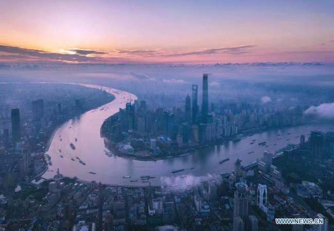 7, Letecký snímek pořízený 21. června 2018 ukazuje ranní pohled na oblast Lujiazui (Lu-ťia-cuej) v Pudongu (Pchu-tung) ve východočínské Šanghaji. V letošním roce si připomínáme 30. výročí čínského prohlášení, že bude rozvíjet a otevírat šanghajský Pudong, což ztělesňuje neustálé úsilí Číny o prohlubování reforem a otevírání dveří světu. (Xinhua / Ren Long)