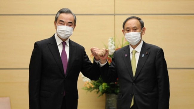 Japonský premiér Yoshihide Suga (vpravo) se setkal se členem čínské Státní rady a ministrem zahraničí Wang Yi v Tokiu v Japonsku dne 25. listopadu 2020. Fotografie: čínské ministerstvo zahraničních věcí