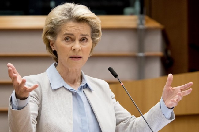 Předsedkyně Evropské komise Ursula von der Leyen hovoří na plenárním zasedání Evropského parlamentu v Bruselu v Belgii 25. listopadu 2020. Ursula von der Leyen ve středu varovala, že Evropská unie (EU) je připravena na „scénář bez dohody“, protože v obchodních jednáních s Británií po brexitu zůstávají zásadní mezery. (Evropská unie / Podání prostřednictvím Xinhua)