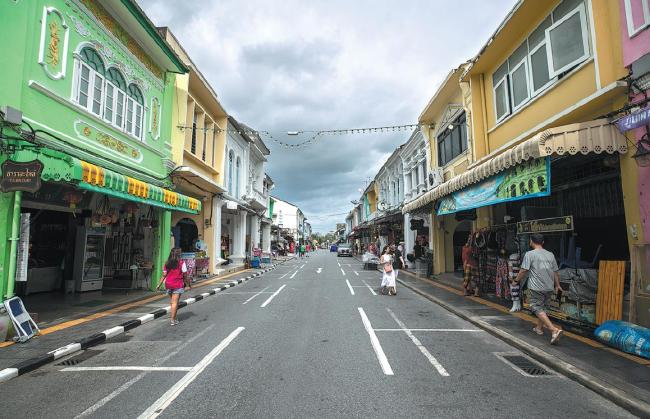 Ulice v Phuketu v Thajsku je během pandemie COVID-19 z velké části opuštěné. Fotografie: tisková agentura Nová Čína / Xinhua