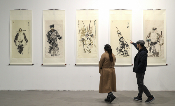 Inkoustové malby zobrazující klasické role pekingské opery od umělce pana Li Wenpei (Li Wen-pchej). Fotografie: Zou Hong (Cou Chung) / China Daily