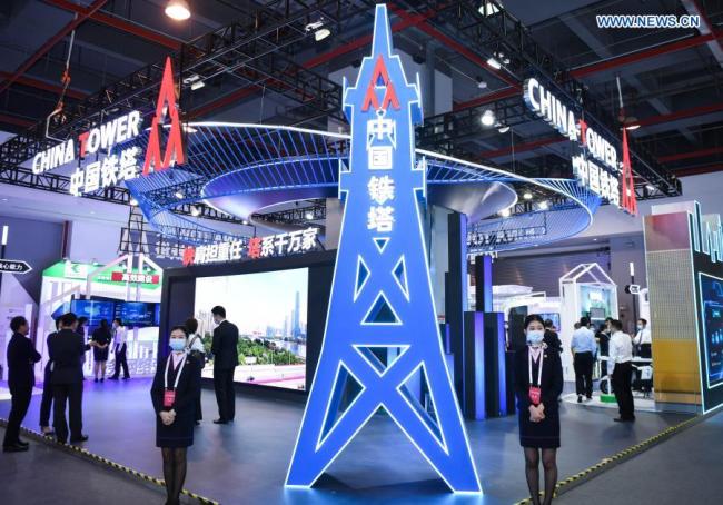 5, Fotografie pořízená 26. listopadu 2020 ukazuje stánek Čínské věže na výstavě s tématem 5G, která se konala během Světové konference 5G v Kantonu v jihočínské provincii Guangdong (Kuang-tung), 26. listopadu 2020. Světová konference 5G v roce 2020 byla zahájena ve čtvrtek v Kantonu. Světoví renomovaní vědci z oblasti telekomunikace, poskytovatelé služeb 5G a uživatelé aplikací 5G si budou vyměňovat nápady týkající se aspektů špičkových technologií, trendů průmyslového rozvoje a inovativních aplikací v oblasti 5G. (Xinhua / Deng Hua)