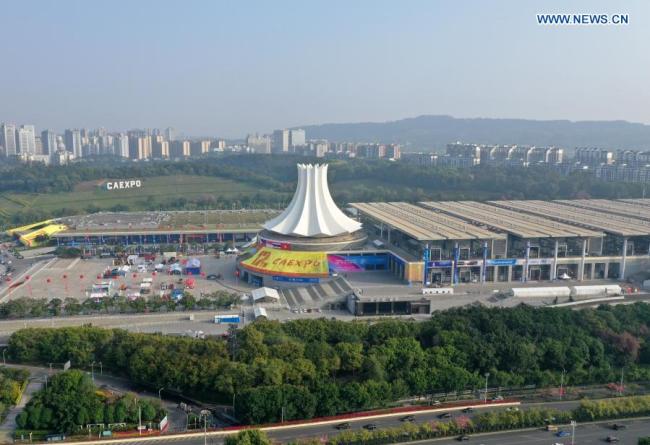 Letecký snímek pořízený 26. listopadu 2020 ukazuje pohled na Mezinárodní konferenční a výstavní centrum v Nanningu a sousední budovy v Nanningu v Zhuangské autonomní oblasti Guangxi na jihu Číny. 17. Expo Číny a ASEAN a obchodní a investiční summit mezi Čínou a ASEAN se konaly v Nanningu od 27. do 30. listopadu (Xinhua / Lu Boan)