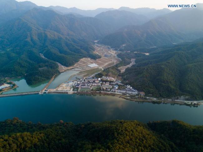 6, Letecký snímek pořízený 20. listopadu 2020 ukazuje pohled na vesnici Changkou (Čchang-kchou) v Sanmingu (San-ming) v provincii Fujian (Fu-ťien) na jihovýchodě Číny. Po dobu více než 20 let trvá vesnice Changkou na ekonomickém rozvoji na základě výhod zdrojů místních hor, vod a zemědělské půdy. V roce 2019 činil kolektivní ekonomický příjem této vesnice 1,22 milionu yuanů (asi 185.550 amerických dolarů) a disponibilní příjem na obyvatele dosáhl 23.600 yuanů. (Xinhua / Song Weiwei)