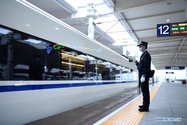 1, Zaměstnanec kontroluje vlak č. C6406 vysokorychlostní železnice Chongqing (Čchung-čching) - Wanzhou (Wan-čou) na nádraží Chongqing-sever ve městě Chongqing v jihozápadní Číně, 26. listopadu 2020. Ve čtvrtek oslavila vysokorychlostní železnice Chongqing-Wanzhou své 4. výročí provozu. Do 25. listopadu zaznamenala tato železniční trať celkem 53.616 vlaků, které přepravily celkem 34,9 milionu cestujících, přičemž se výrazně zlepšila efektivita a kvalita cestování. (Xinhua / Tang Yi)