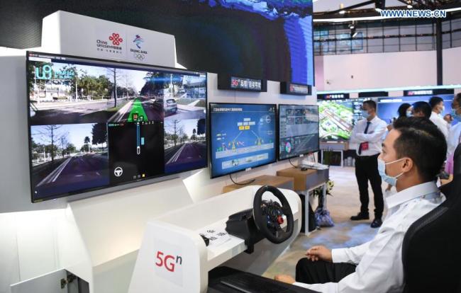 1, Návštěvník zkouší automatické řízení s podporou 5G na výstavě s tématem 5G, která se konala během Světové konference 5G v Kantonu v jihočínské provincii Guangdong (Kuang-tung), 26. listopadu 2020. Světová konference 5G v roce 2020 byla zahájena ve čtvrtek v Kantonu. Světoví renomovaní vědci z oblasti telekomunikace, poskytovatelé služeb 5G a uživatelé aplikací 5G si budou vyměňovat nápady týkající se aspektů špičkových technologií, trendů průmyslového rozvoje a inovativních aplikací v oblasti 5G. (Xinhua / Deng Hua)