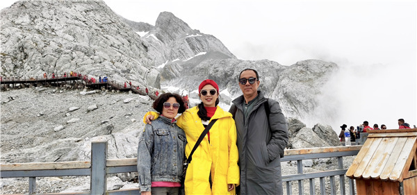 Paní Wang Fei a její rodiče navštívili v červenci sněhové hory Yulong (Jü-lung) v Lijiangu (Li-ťiang) v provincii Yunnan (Jün-nan). Fotografii poskytl deník China Daily.