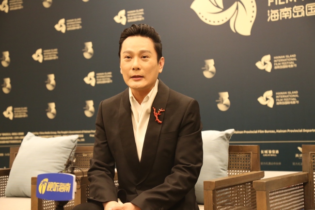 Tchajwanský zpěvák Jeff Chang je dotazován během 3. Mezinárodního filmového festivalu na ostrově Hainan (HIIFF) v Sanya v provincii Hainan, 5. prosince 2020. / CGTN