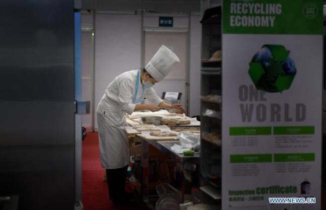 Soutěžící se účastní pekařské akce v druhý den první soutěže odborných dovedností Čínské lidové republiky, která se konala 11. prosince 2020 v Kantonu v jihočínské provincii Guangdong (Kuang-tung). (Xinhua / Lu Hanxin)