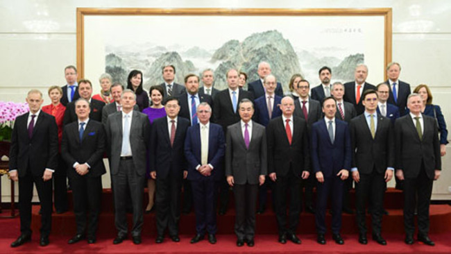 Snímek: člen státní rady Číny a čínský ministr zahraničí Wang Yi (Wang I) se setkal s diplomatickými vyslanci Evropské unie a 27 jejích členských států v Pekingu; 21. prosince 2020. / Čínské ministerstvo zahraničí