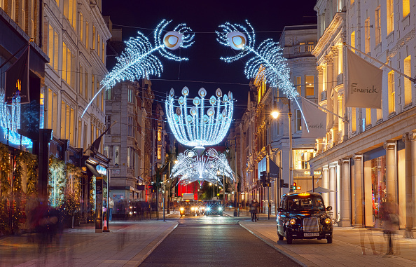 Vánoční světla osvětlují ulici New Bond Street, když si lidé užívají noci nákupních dní po skončení druhého velkého uzamčení v Londýně ve Velké Británii, 2. prosince 2020. / Getty