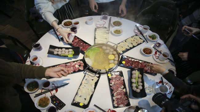 Snímek: Lidé jedí horký hrnec hovězího masa ve stylu Chaoshan. / CFP