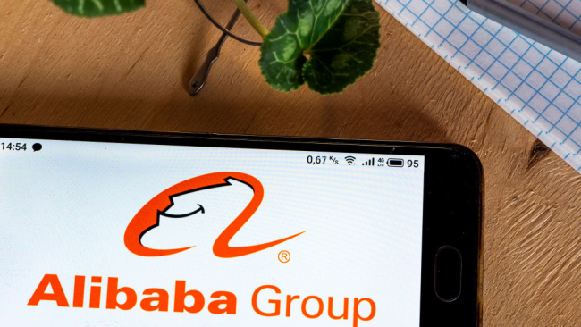 Na této fotografii je na smartphonu zobrazeno logo skupiny Alibaba. / Getty Images