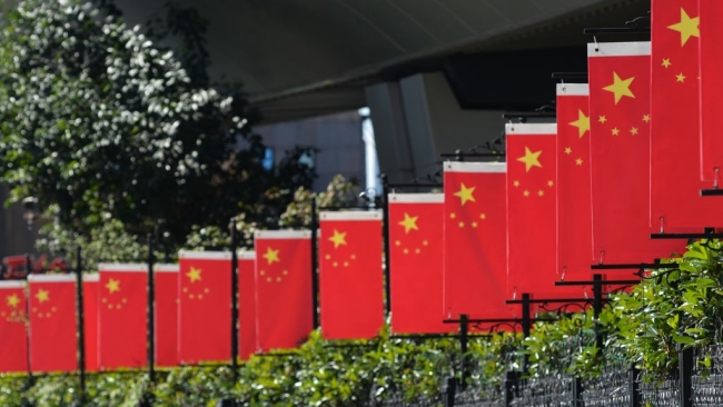 Státní vlajky Číny jsou vidět v centru města Šanghaje, Čína, 31. října 2017. / Getty