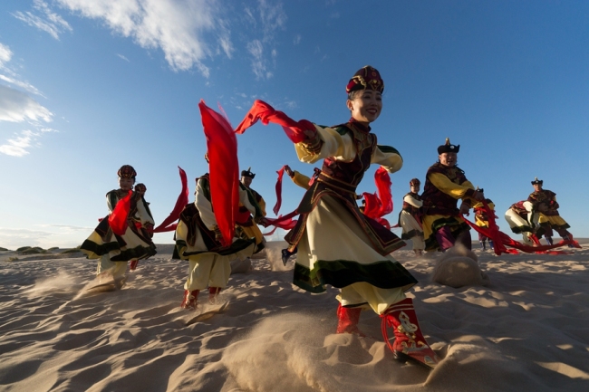Umělci Wulanmuqi (Wu-lan-mu-čchi) tancují ve městě Kulun (Kchu-lun) v Tongliao (Tchung-liao). Fotografii poskytl deník China Daily.