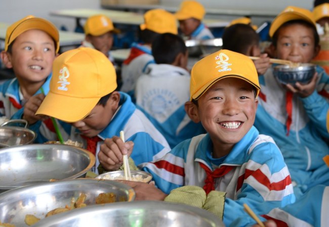 Fotografie studentů Wanquanské základní školy na obědě ve škole ve městě Pozhang v Shannanu v jihozápadní čínské Tibetské autonomní oblasti Xizang. / Xinhua