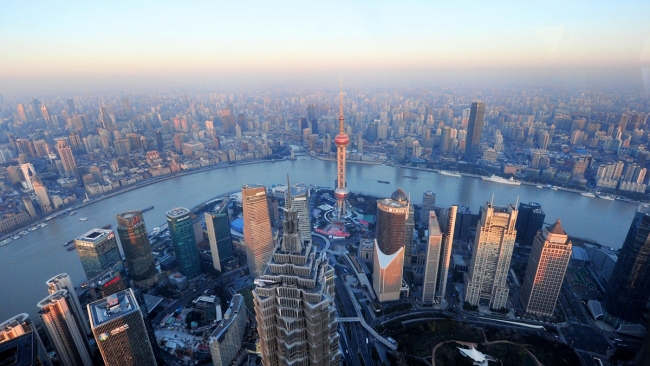 Pohled z ptačí perspektivy na finanční čtvrť Lujiazui, Šanghaj, Čína. / CFP