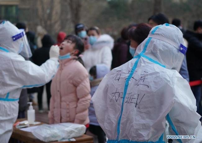 Zdravotničtí pracovníci odebírají vzorky výtěrů od obyvatelů sídliště ve čtvrti Qiaoxi v Shijiazhuang, hlavním městě severočínské provincie Hebei, 6. ledna 2021. Shijiazhuang začal ve středu provádět testy nukleových kyselin pokrývající všechny občany. (Xinhua / Mu Yu)