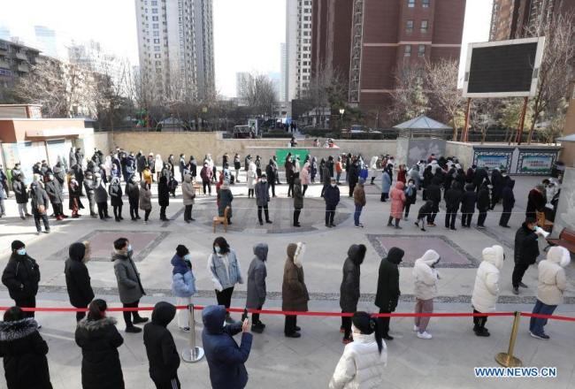 Obyvatelé čekají ve frontě na testy nukleových kyselin na sídlišti ve čtvrti Qiaoxi (Čchiao-si) v Shijiazhuang (Š'-ťia-čuang), hlavním městě severočínské provincie Hebei (Che-pej), 6. ledna 2021. Shijiazhuang začal ve středu provádět v celém městě testy nukleových kyselin. (Xinhua)