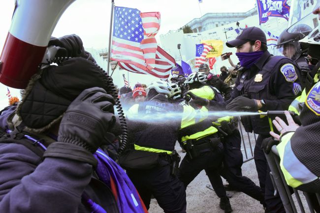 Podporovatelé amerického prezidenta Donalda Trumpa se střetli s policisty před budovou amerického Kapitolu ve Washingtonu DC dne 6. ledna 2021. Fotografie: Reuters