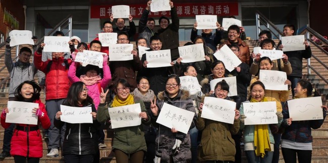 Skupina postgraduálních kandidátů na Pedagogické univerzitě v Anqing (An-čching) v provincii Anhui (An-chuej) píše své novoroční pozdravy. Přáli by si být přijati svými vysněnými školami, dne 31. prosince 2013. Fotografie: Chen Dong (Čchen Tung) / pro China Daily