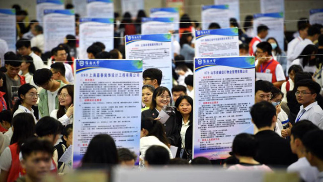 Snímek: Absolventi vysokých škol se účastní veletrhu pracovních příležitostí na Hainanské univerzitě ve městě Haikou (Chaj-kchou) v jihočínské provincii Hainan (Chaj-nan); 25. října 2020. (Xinhua / Guo Cheng)