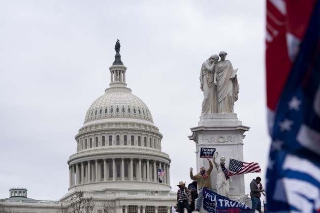 Příznivci amerického prezidenta Donalda Trumpa se shromáždili poblíž budovy amerického Kapitolu ve Washingtonu, DC, USA, 6. ledna 2021. (Xinhua / Liu Jie)