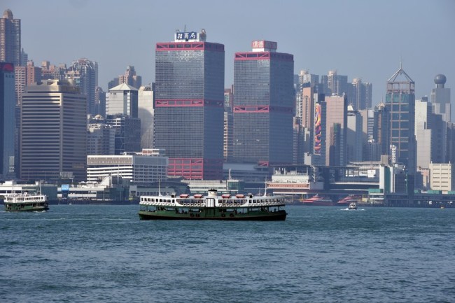 Fotografie ukazuje pohled na Viktoriin přístav v Hongkongu v jižní Číně, 21. prosince 2020. (Xinhua / Lo Ping Fai)