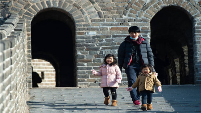 Turisté na Velké čínské zdi v úseku Badaling, oblíbený turistický cíl v Pekingu. [Foto / Xinhua]
