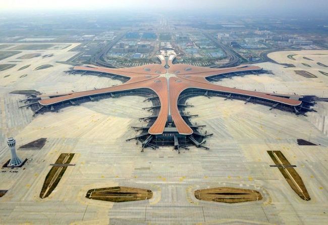 Letecký snímek pořízený 25. června 2019 ukazuje budovu terminálu nově postaveného mezinárodního letiště Daxing (Ta-sing) v Pekingu, hlavním městě Číny. (Xinhua / Zhang Chenlin)