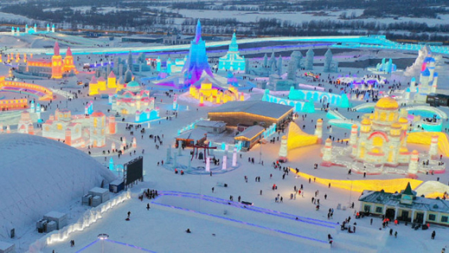 V Harbinu v čínské provincii Heilongjiang (Chej-lung-ťiang) na severovýchodě Číny začal 24. mezinárodní festival ledu a sněhu; 24. prosince 2020. / CFP