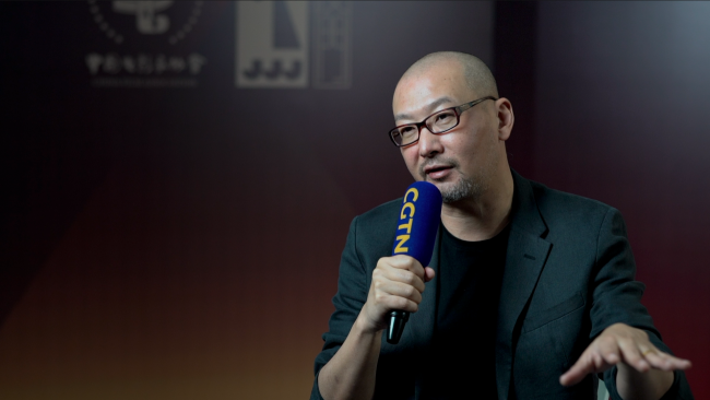 Režisér Guan Hu hovoří s CGTN. / CGTN