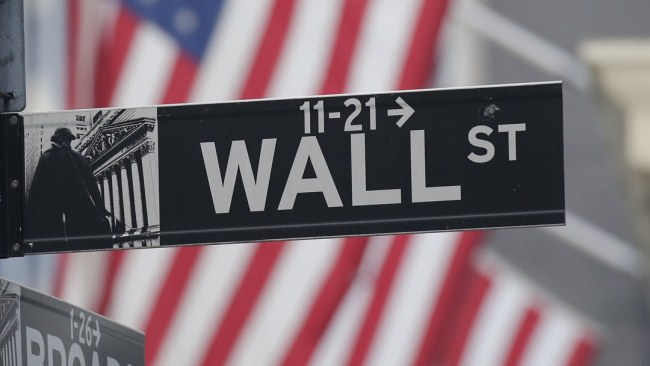 Značka Wall Street visí před Newyorskou burzou cenných papírů v New Yorku v USA, 9. listopadu 2020. / VCG