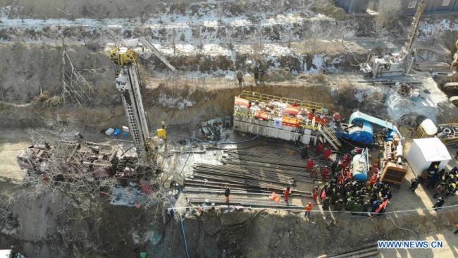 Letecký snímek pořízený 17. ledna 2021 ukazuje, jak záchranáři vrtají díru v místě výbuchu zlatého dolu ve městě Qixia (Čchi-sia) ve východočínské provincii Shandong (Šan-tung). Dvacet dva pracovníků bylo uvězněno v podzemí poté, co výbuch roztrhl zlatý důl, který byl ve výstavbě ve východočínské provincii Shandong. Záchranáři vyvrtali ze země díru do tunelu, kde se nacházejí uvěznění pracovníci. (Xinhua / Wang Kai)