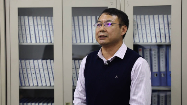 Wang Weiguang, vedoucí komunikační sekce vysokorychlostní železnice Peking-Shenyang v úseku v provincii Liaoning, hovoří s reportérem CGTN. / CGTN